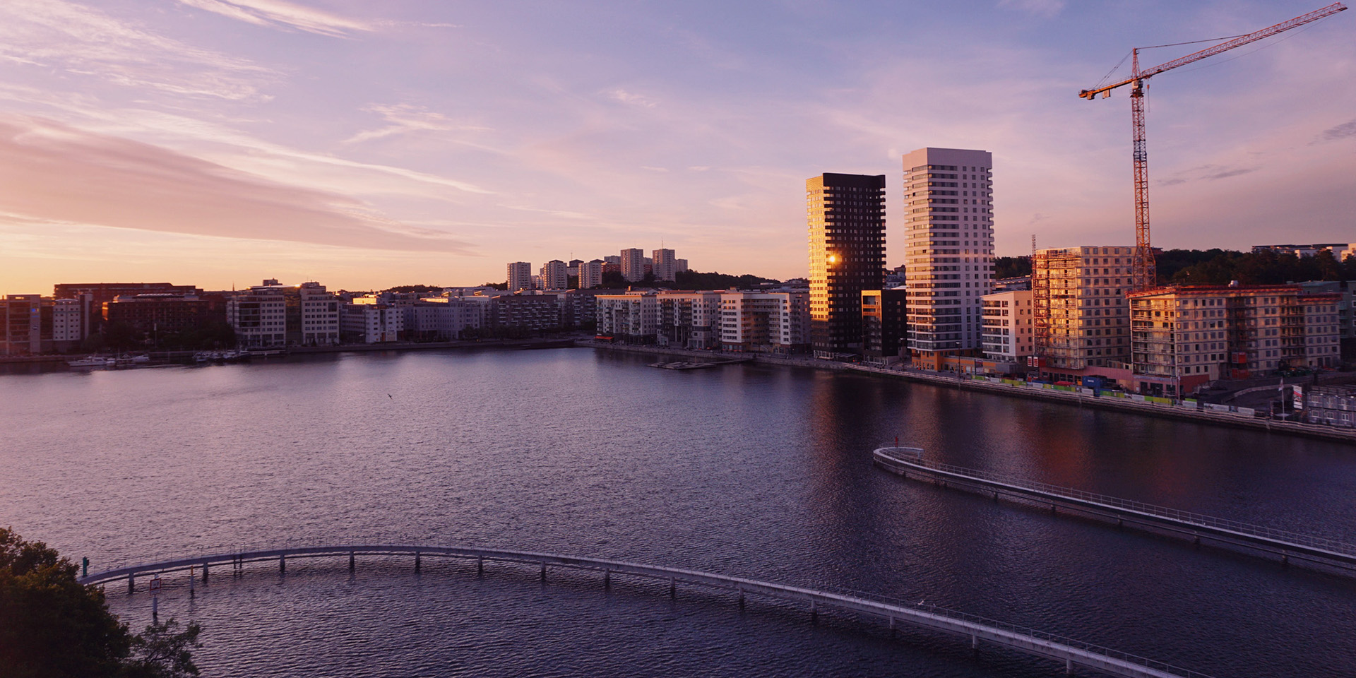 Lägenhetshus vid vatten
