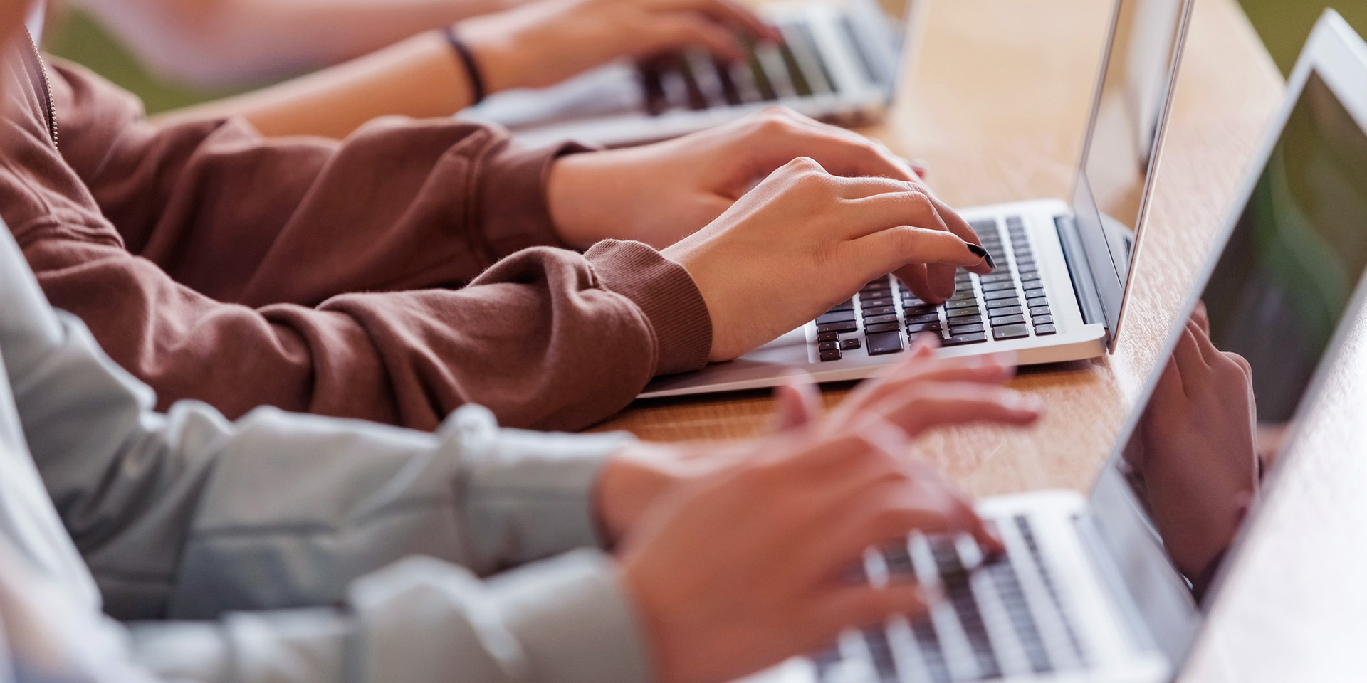 Ungdomar skriver på datorer