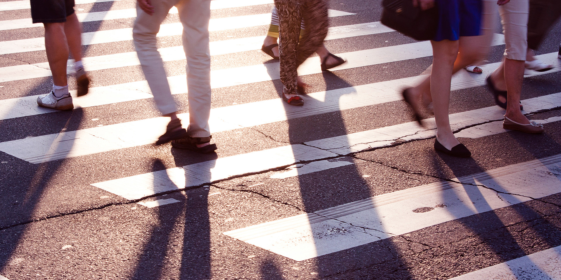 Personer går över gatan vid ett övergångställe