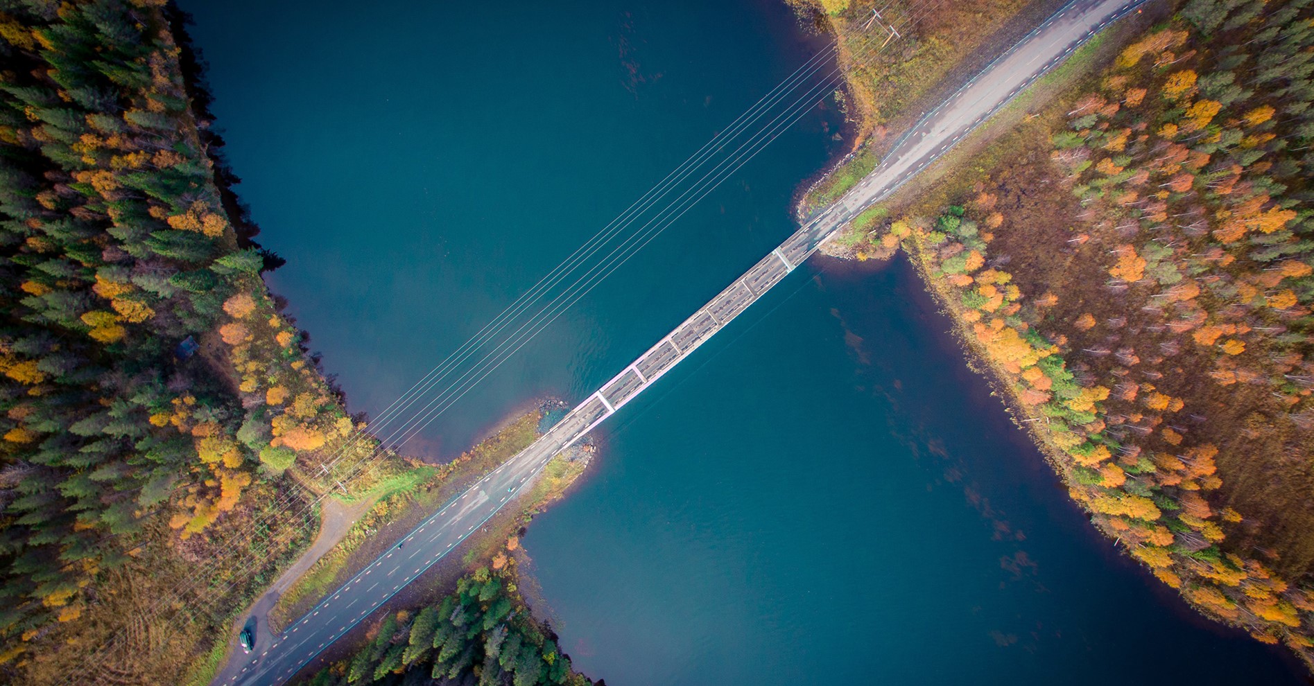 En bro över ett vattendrag.