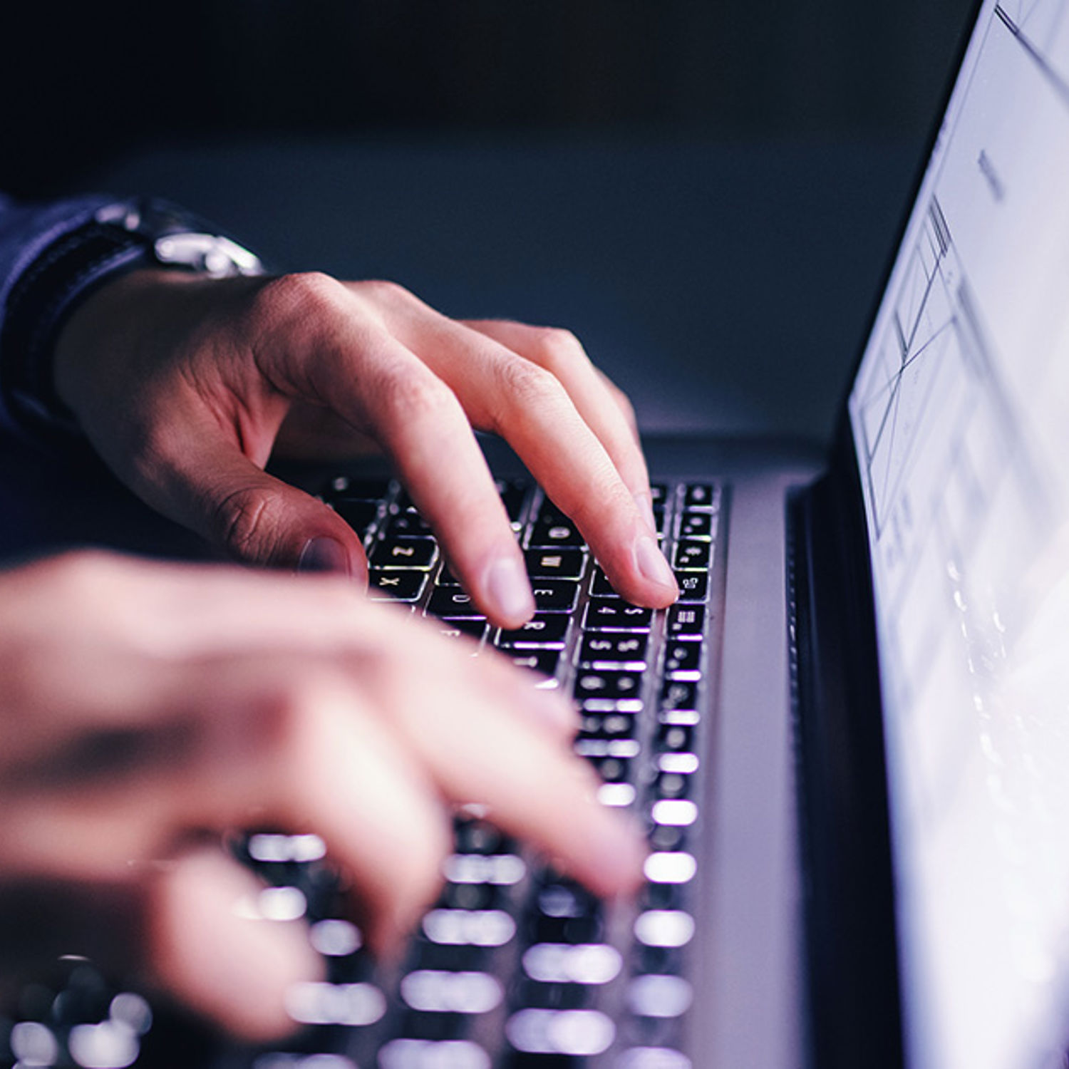 Närbild på händer som skriver på en bärbar dator