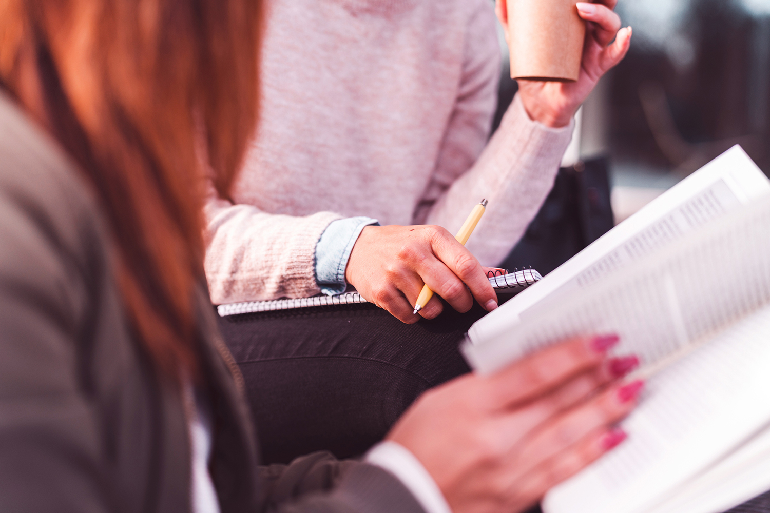 Personer med anteckningsblock pratar