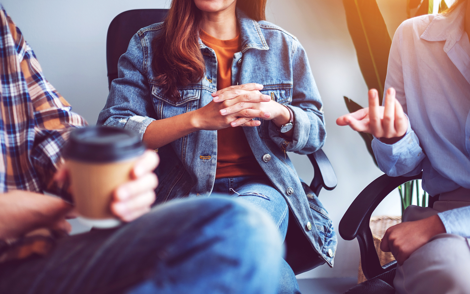 Tre personer i samtal