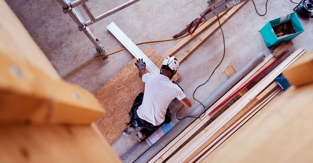 Man med skyddshjälm på byggarbetsplats