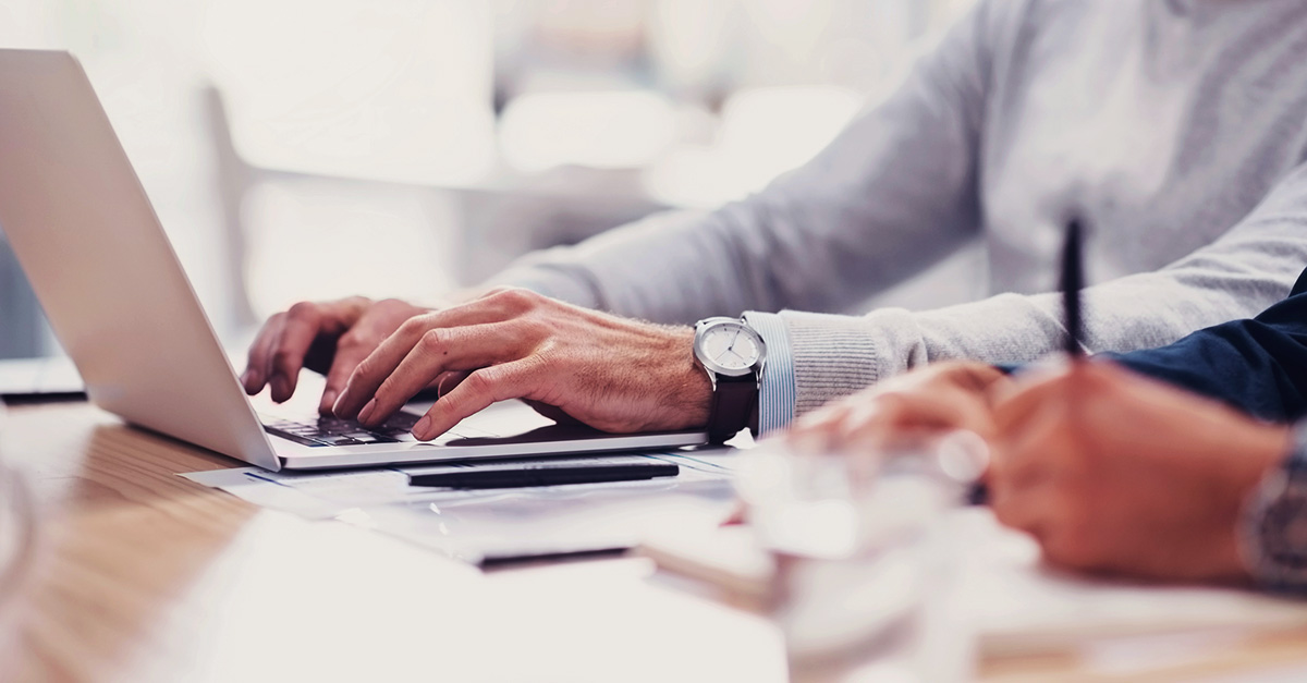 Man skriver på dator